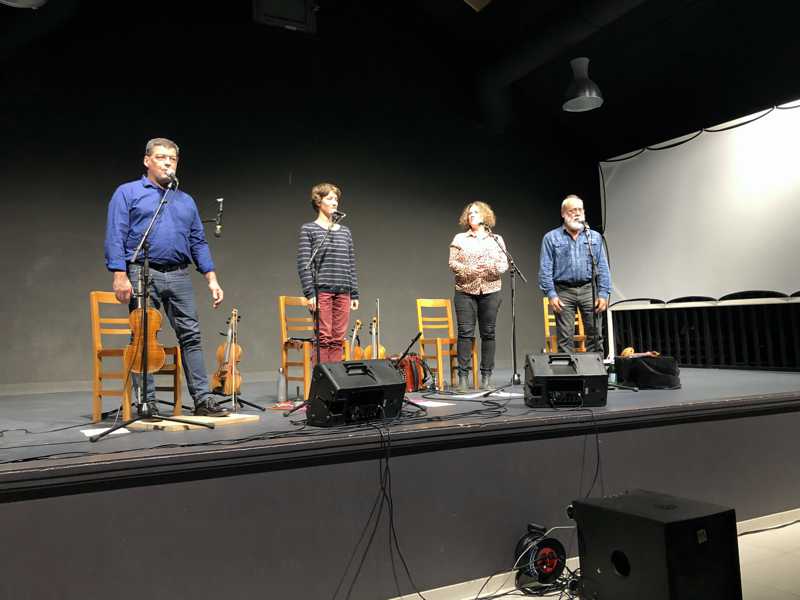 Le groupe Joli gris Jaune