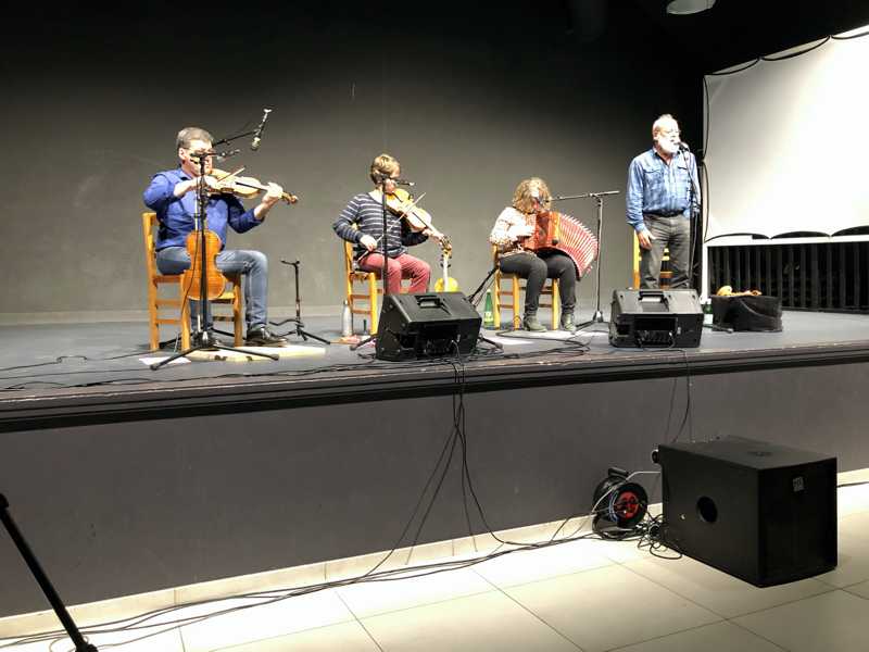 Le groupe Joli gris Jaune